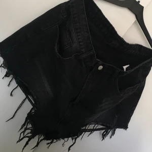 Jeansshorts - Fina helt oanvända shorts, fint skick, 200kr + frakt 