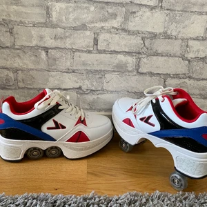 Ihopfällbara rollerskates  - Ett par helt nya ihopfällbara rollerskates. Hjulen går att låsa så att de inte kan fällar ihop eller fällas ut, detta gjöt du med hjälp av knappen på baksidan, du lär dig snart. Coolt mönster och väldigt trendig design. Säljer pga att de aldrig kommit till andvändning utan bara legat i en låda. Original pris - 1 349. Fraktar men kan även mötas upp (gratis frakt) 