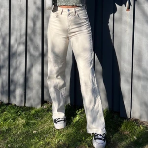 Jeans - Vida gräddvita jeans! Endast använda en gång🤍 jag är 163 cm lång