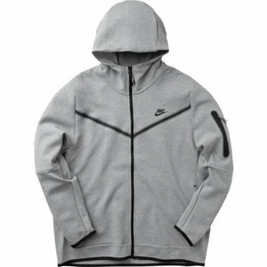 Nike teech fleece  - En Nike teech fleece tracksuit i färgen Grå, storlek S herr. Den är jätte fint skick och jag har inte lagt märket till några skador än på den:) säljer hela tracksuiten:)