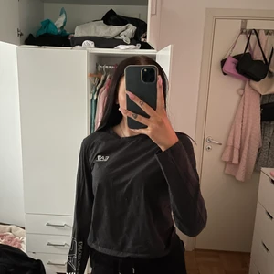 Armani tröja - Mörk grå armani tröja i storlek xs, knappt använd