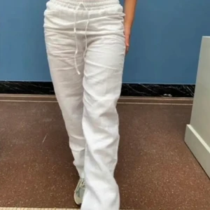 Linnebyxor  - Säljer dessa jättefina linnebyxor från Design by si ( slutsålda på hemsidan ) i storlek S - normal längd. Är själv 170 och dom går ner till marken på mig! Dubbelt tyg som gör att de ej är genomskinliga! Prislappen är på och nyköpta ( bara testade ) 