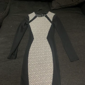 Fin sexig klänning med stil - Klänningen med det vita gör att man får en fin figur. Det är bekväm och passar det mesta som typ kavaj. Strl är 34. 