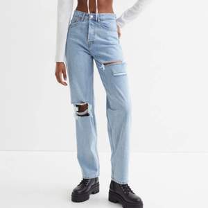 Säljer dessa Straight jeans från H&M, nyligen köpa använda ca 5 ggr. Nypris 299kr.                             Skick = nyskick. Skriv privat för egna bilder! 💗