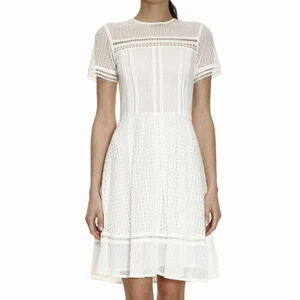 Michael Kors Klänning - Vit klänning från Michael Kors, sparsamt använd utan några skavanker. Virkat typ av tyg.
