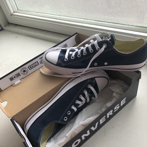Oanvända converse - Mörkblå converse köpta i USA. De är oanvända då de köptes i fel storlek:)