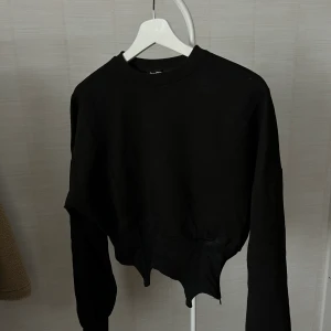 Långärmad topp - Likadan tröja som den gråa fast i svart. Har även bild med den på för den som är intresserad. Använd 1 gång.