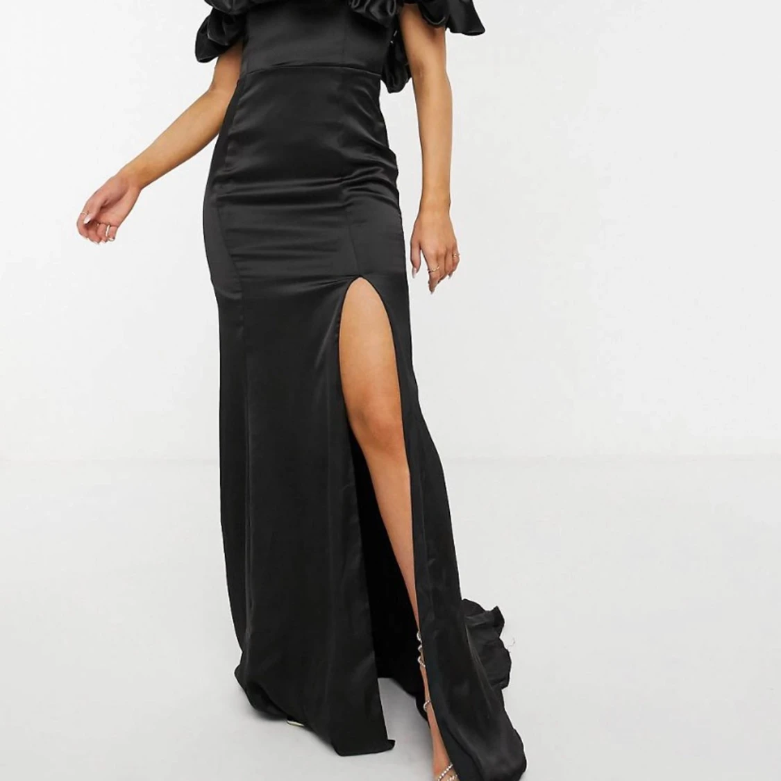 Svart maxiklänning med volang o lårslits - 90