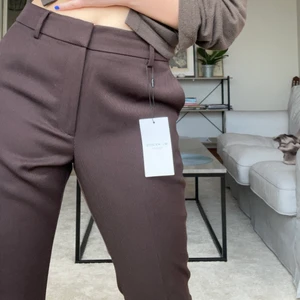 STOCKH LM, kostymbyxor - Aldrig använda bruna kostymbyxor från STOCKH LM, lite utsvängda längst ner så ger nästan lite boot cut form. Ordinarie pris 800kr!