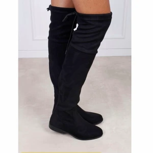  overknee boots  - Jag säljer mina svarta overknee boots i mocka. Skorna har används ett fåtal gånger och är i mycket bra skick. Nypris 500kr