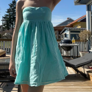 Klänning - Tubtopp klänning i blå glitter 