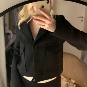 Jacka Mango  - Superfin jacka från Mango, använd 1 gång. Köparen står för frakt💗 