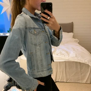 Ljus Jeansjacka  - Jeansjacka som passar perfekt nu i vår