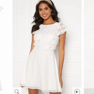 Studentklänning/skolavslutning - Så himla fin klänning till tex studenten/ skolavslutningen eller bara till sommaren. Tyvärr sitter den inte riktigt som jag ville och säljer därför. Helt ny, köpt för 599. Pris kan diskuteras 