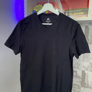 Svart t-shirt stl S - En mysig, tunn t-shirt i bra skick. Storlek S i herrstorlek. Funkar både som pyjamaströja och vanlig t-shirt. 