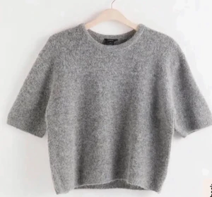 Finstickad tröja från Lindex!  - Säljer min stickade t-shirt/tröja från Lindex. Storlek Small och är någorlunda oversize som modell, se bild 2. Använd fåtal gånger, därav bra skick! Köparen står för frakten om man inte har möjlighet att mötas upp i Stockholm. BUDA i kommentarerna 