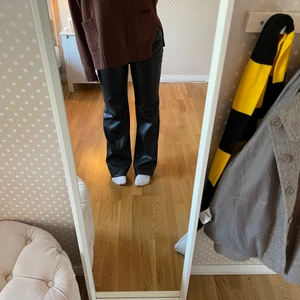 Raka läder byxor  - Jättefina läderbyxor! Från chiquelle x Margaux Dietz. Storlek 38