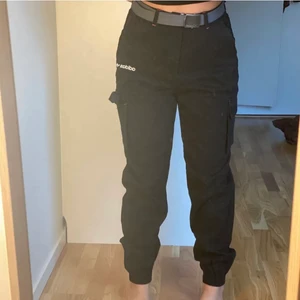 Adidas - Svarta cargo byxor adidas