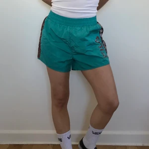 Fila shorts ormmönster - Fila shorts, ormmöster på sidorna. Storlek S. Knappt använda. Kan användas som badbyxor.