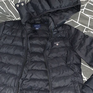 Gant jacka - En gant vinterjacka som jag säljer nu då den blivit för liten, köpt på en gant butik för 1500kr och säljer nu för 450kr då jag vill bli av med den. 