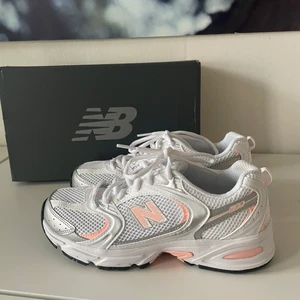 New Balance 530 - Finaste New Balance i vitt och pastellrosa - en färgkombo som sålde slut innan du hann blinka! 530 är både klassisk och trendig. Tänk på att NB är små i storlek. 37,5 motsvarar normal 37. Helt oanvända med originalkartong. 