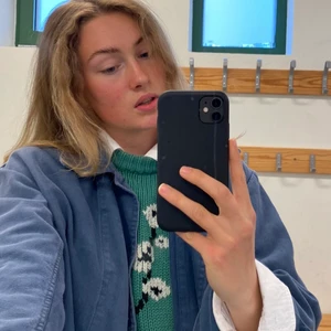 CARIN WESTER TRÖJA  - Säljer en favorit pga garderobrensning!! Stickad och skön tröja med vita blommor i strl XS. 💚💚💚 