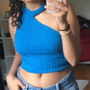 Zara topp  - ❗️FÖRSTA BILDEN LÅNAD från förra säljaren❗️  Säljer vidare denna sjukt snygga toppen från Zara då jag inte tyckte den passade just mig :(  pris kan diskuteras men frakt tillkommer💕