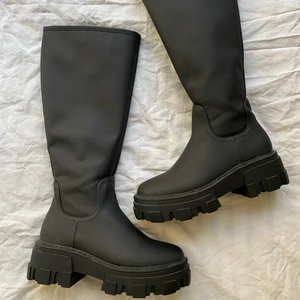 Knähöga kängor/boots - Säljer mina skitsnygga boots, helt nya har endast testat på dom här hemma. Dom sitter jättesnyggt på och är sjukt bekväma, har bara inte fått användning för dom tyvärr ❣️ pågrund av tyngden och längden blir frakten dyr så lättast är att mötas upp i Göteborg ✨