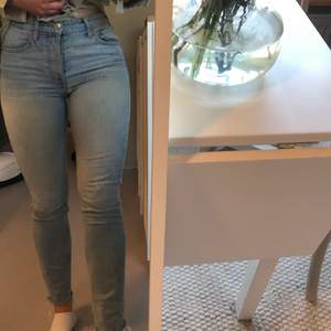 Ljusa jeans i storlek 38 från GinaTricot!