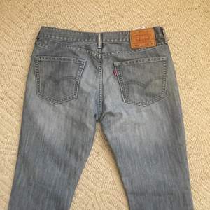 Lågmidjade vintage Levis i modellen 511 (rak modell) med dragkedja. Färgen är ljusblå (de ser lite gråa ut på bilden men är inte det i verkligheten). Köpta second hand. Storlek W32, L30.