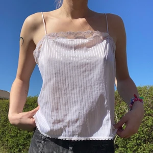 Spetslinne - Ett jättehärligt vitt linne med spets, de är jättemjukt och går både att sova i men fungerar också som en perfekt tunn blus för sommaren!