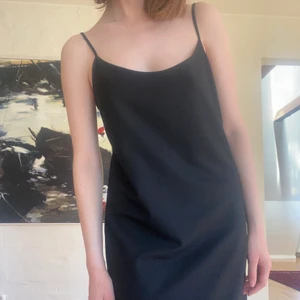 Svart klänning  - Säljer denna superfina klänning! Kommer tyvärr inte till användning längre 💕 Jag är ca 168 lång och den sitter som en midi-längd på mig. Köparen står för frakten 
