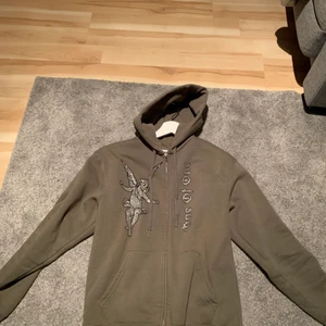One of One hoodie storlek S - Använd ett par gånger men märkte snabbt att jag hade beställt fel storlek vilket har gjort att den bara har hängt i garderoben. Storlek S, säljer den för 900kr men vid snabb affär 800kr!