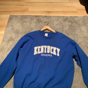 Collage tröja Storlek S/M - Bra skick! Passar till S om man gillar oversize kläder men passar även M