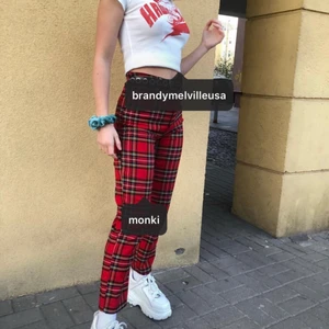 Rödrutiga byxor  - Säljer dessa coola rödrutiga byxor från monki som passar för lite kortare! Dessa är helt slutsålda och byxorna är helt i nyskick! Om ni är intresserade, skriv gärna 💗 (första, lånad bild) 