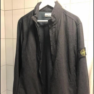 Stone island höstjacka - Tyvärr vet jag inte exakt namn på modellen, mörkgrå/svart Storlek; L. Två stycken bröstfickor , två stycken midjefickor. 