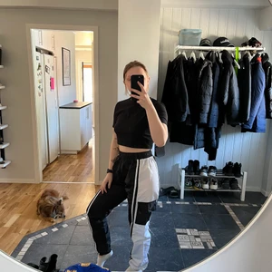 Snygga byxor - Skitsnygga och sköna byxor från Boohoo! Säljer pga inte använder. Storlek 8/36 men passar även 38! Inga defekter då dem använts 2 gånger. Priset kan diskuteras! Köparen står för frakten eller mötas i Uppsala❣️