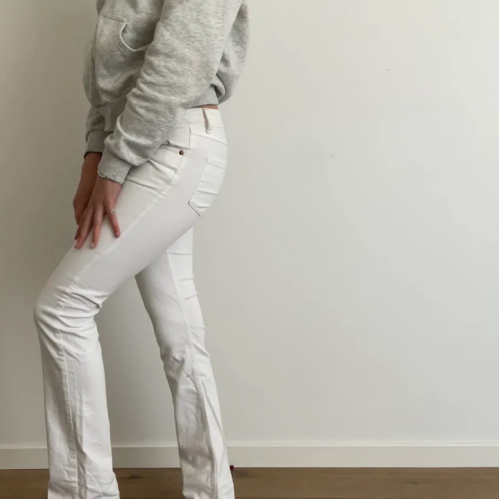 Ett par vita låmidjade zara jeans i storlek 24 💓 köp DIREKT för 300💓. Jeans & Byxor.