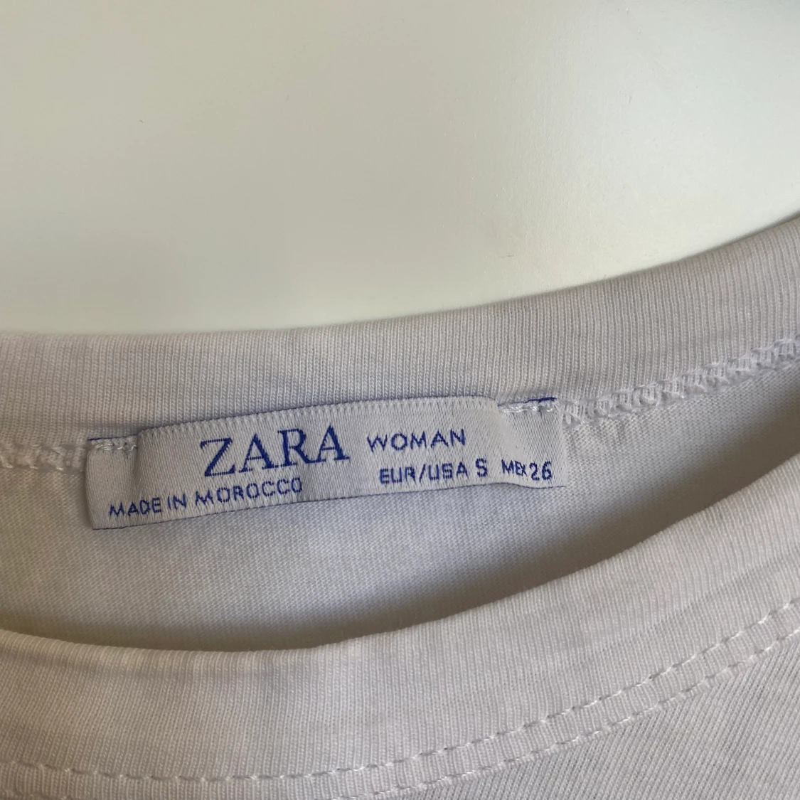 Vit T-shirt med tryck  - 91