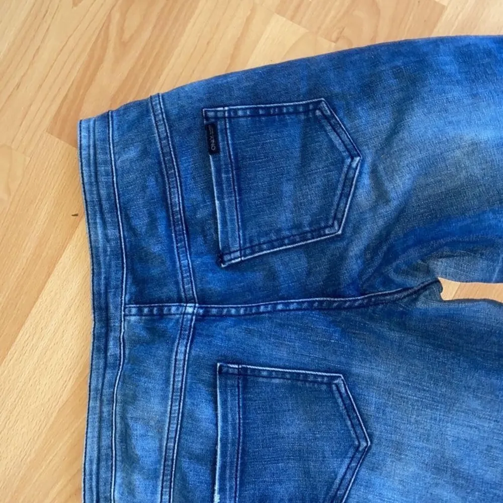Ett par snygga jeans från only som tyvärr blivit för små. Inga märken som jag kan se. . Jeans & Byxor.