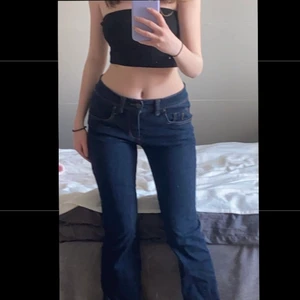 Ett par lågmidjade jeans i mörkblå färg - Jag säljer mina lågmidjade jeans. Jag är ca 167 och byxorna är perfekt lägd för mig. Jag säljer de eftersom dem är lite för stora i midjan/ höfterna. Supersköna och stretchiga och har en superfin marinblå färg. De är i storlek 38. Jag kan lätt använda de även fast de är stora eftersom de går att dra ner de lite på höfterna och då sitter de riktigt bra. Bara skriva till mig privat för fler bilder eller frågor. Köparen står för frakten. Buda från 150kr💓
