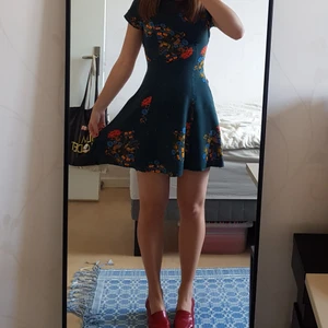 Klänning - Jättefin grön kort klänning med en knytning/korsett på ryggen. Frakt tillkommer 🌳🌼