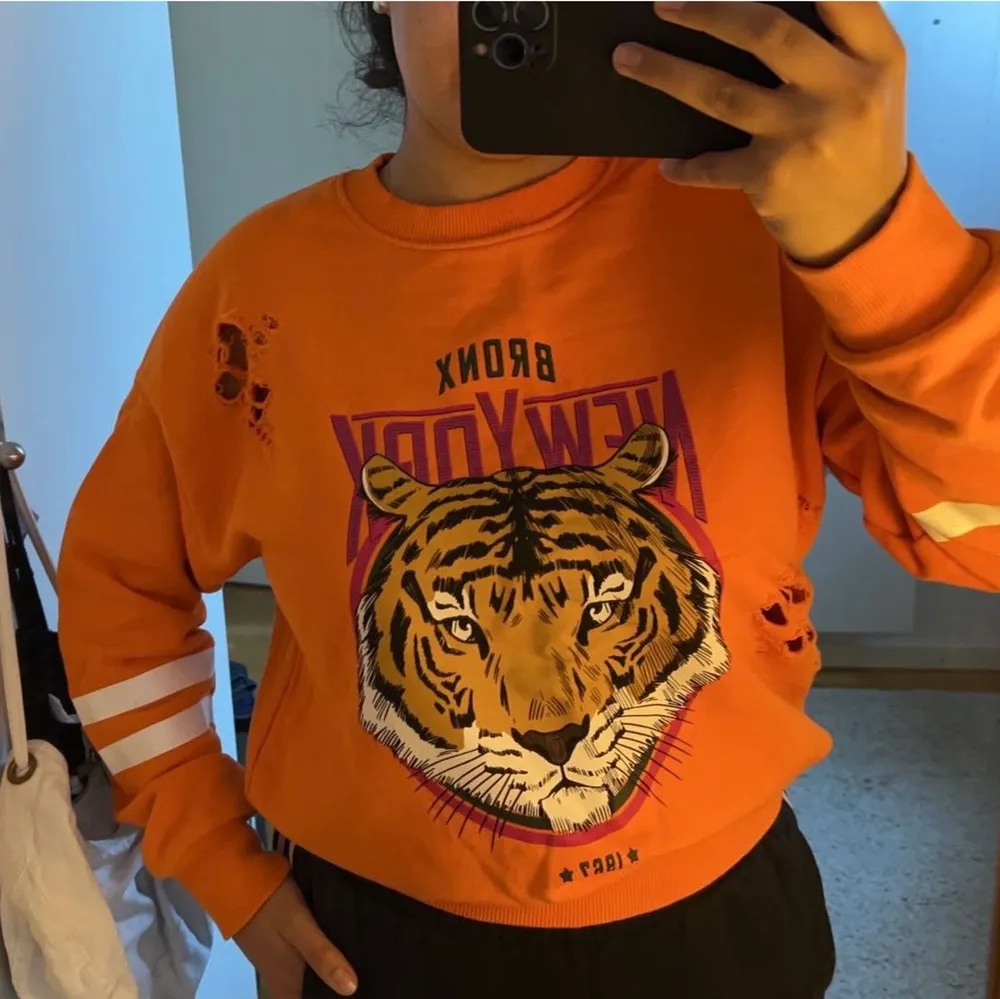 Cool orange hoodie i storlek XS som även passar en S🏀. Tröjor & Koftor.