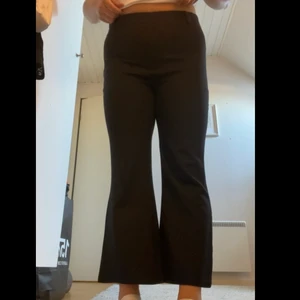 Byxa - Fina flared petit byxor i storlek M den är dock lite liten i storleken och kan passa en S, med en dragkedja på sidan av byxan, säljer för de ej kom till användning (jag är 156)🌟