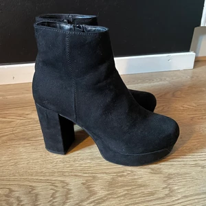 Klackar - Säljer dess otroligt sköna bootsen då jag insåg att mocka boots inte va för mig då jag hellre föredrar ”läder” aktiga