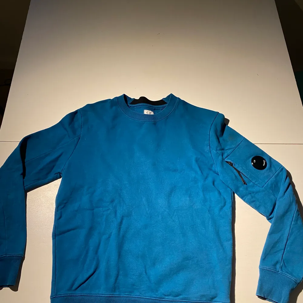 Cp company crewneck blå Size:S Skick: 7/10 Köpt på thern lunds i mall of scandinavia. Nypris: 1400. Hoodies.
