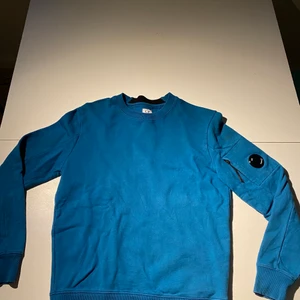 Cp company crewneck blå - Cp company crewneck blå Size:S Skick: 7/10 Köpt på thern lunds i mall of scandinavia. Nypris: 1400