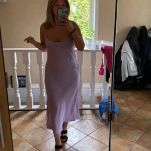 Zara klänning - Den populära zara klänningen som är helt slutsåld i lila. Har den i storlek S-M eftersom den går att minska och förstora i ryggen. (Sista bilden är när jag har den på mig säljer för jag råkade köpa 2) 
