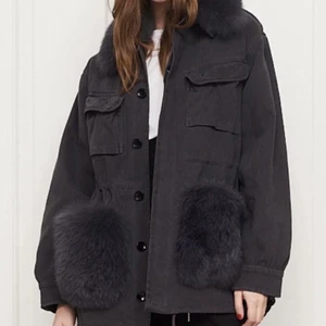 Custommade jacket - Säljer min snygga custommade windie fur jacket 💕💕💕 den är i väldigt fint skick! Den är i storlek M/L men passar mig perfekt som har S❤️ skriv för fler bilder eller frågor!