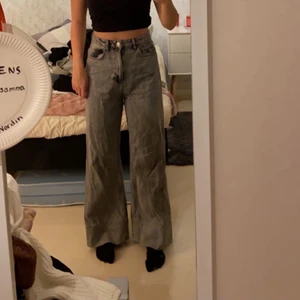 Jeans från ASOS - Gråa Jeans från ASOS som är lite uppsydda men inget som märks jätte väl. Väldigt skönt och stretchigt matrial🤍🤍
